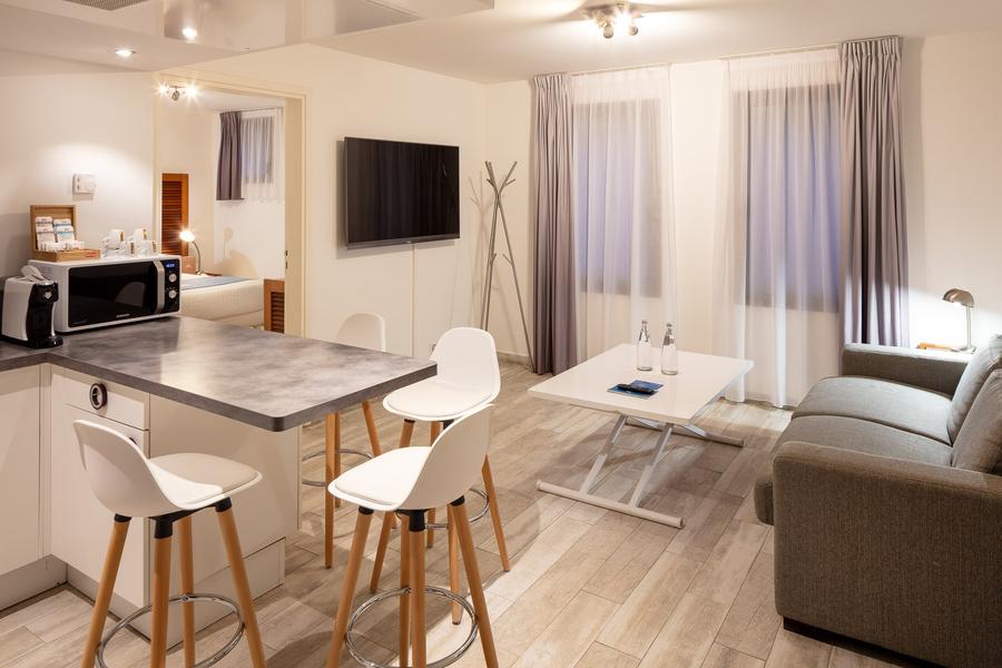 -	CHAMBRE TRIPLE :  Chambre équipée d’1 grand lit + 1 lit individuel (ou 3 lits individuels sur demande) et d’une kitchenette. La chambre est située côté village