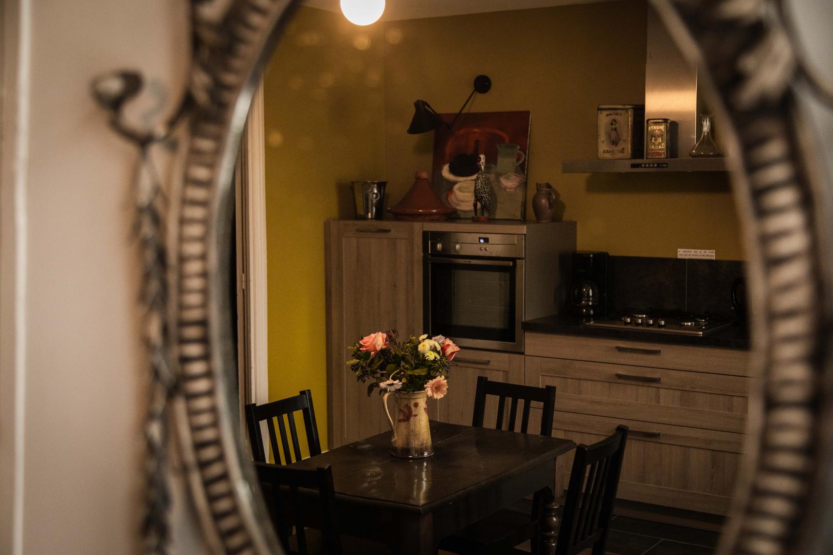 Cuisine annexe avec TV au niveau 0 (accès terrasse)