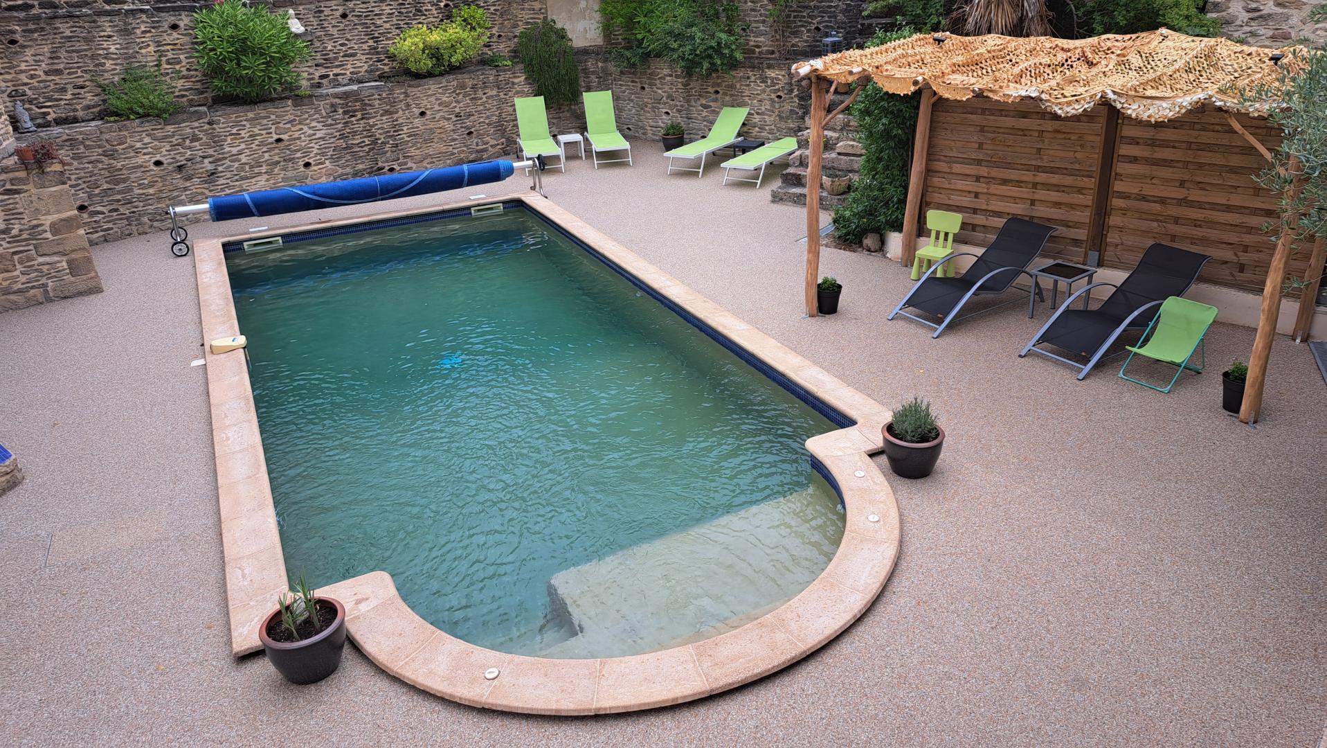 L'espace piscine:
Bassin de 8 x 4 m
Chaises longues
Pergola en acacia