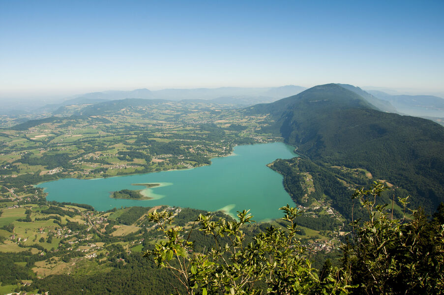 Le lac d'Aiguebelette vu du Mont Grêle