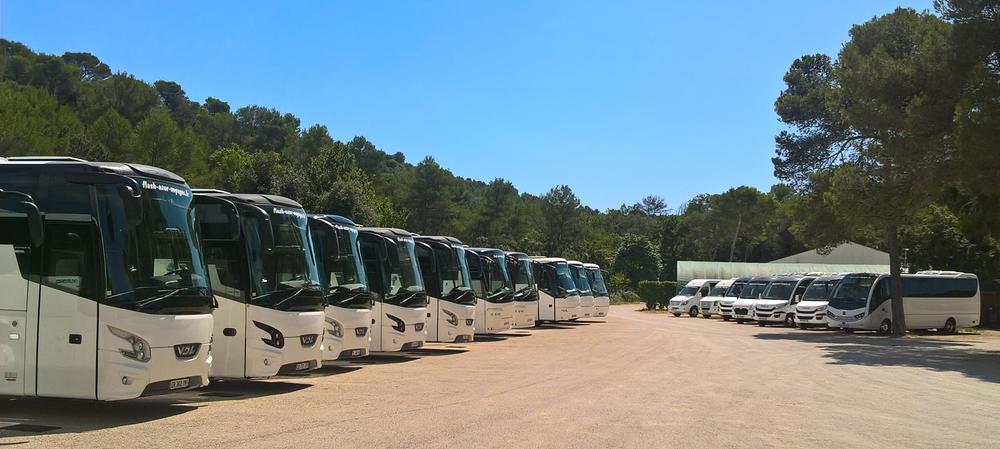 15 bus et 7 minibus