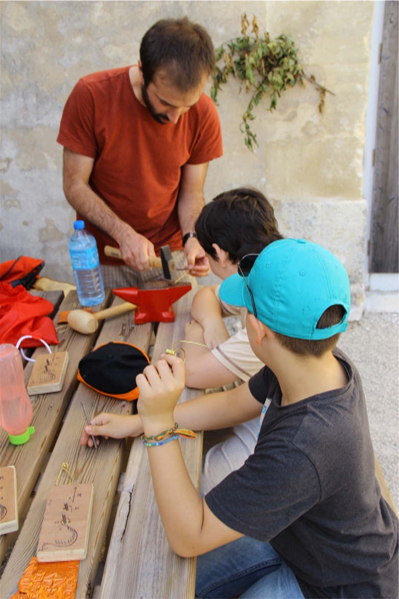 Atelier fabrication d'une fibule
