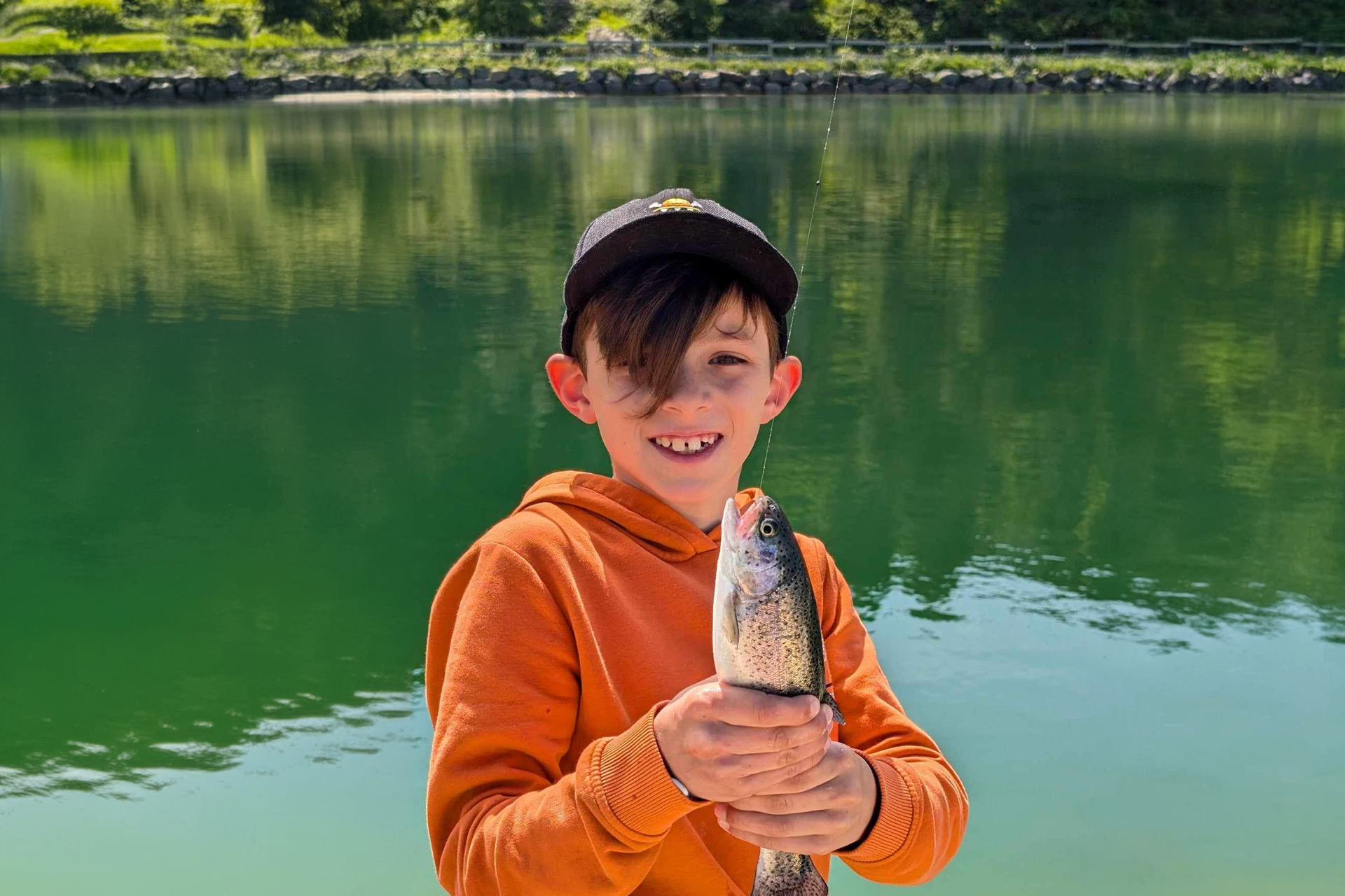 Photo child fishing lake Vallons Chamrousse