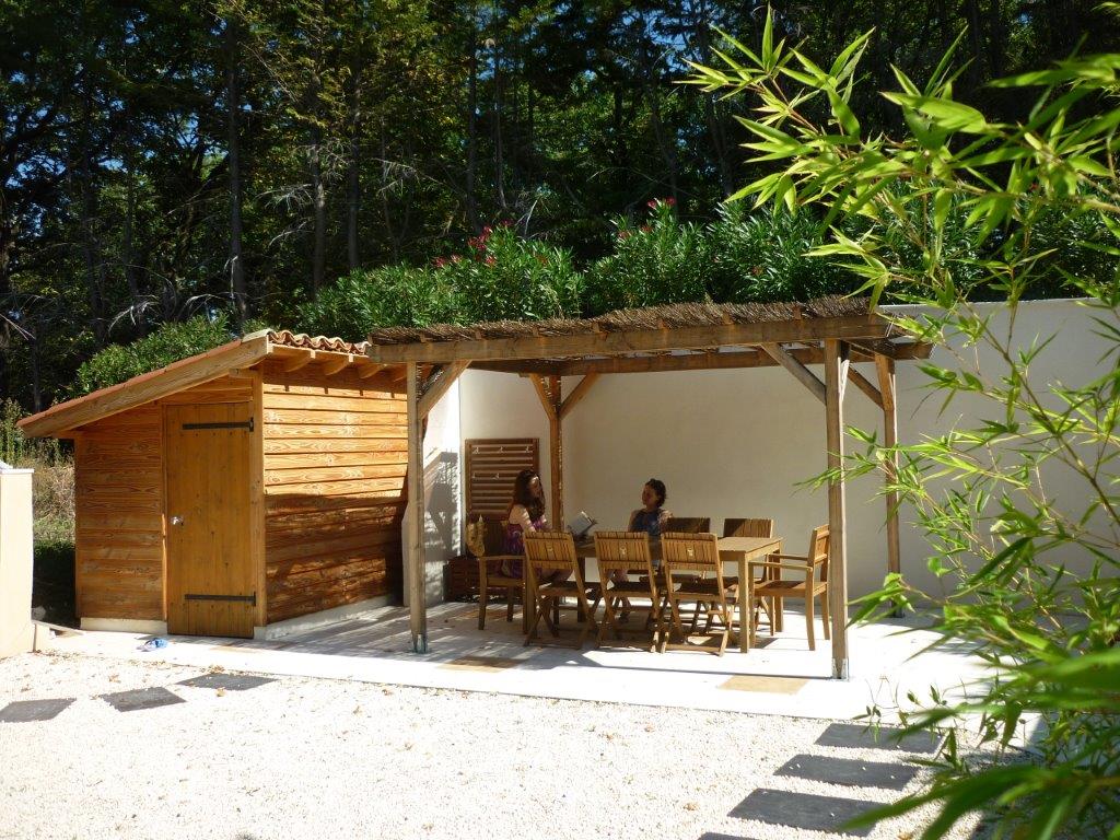 La pergola pour les goûters au bord de la piscine