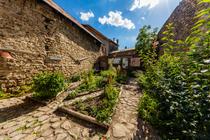 Dans un écrin de pierre, découvrez un jardin dédié à un apothicaire de Colmars : Jean Saurin.