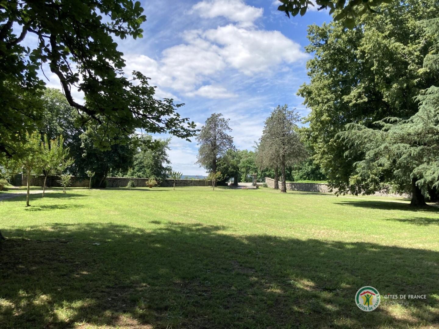 Nombreux espaces ombragés pour profiter du frais dans le parc