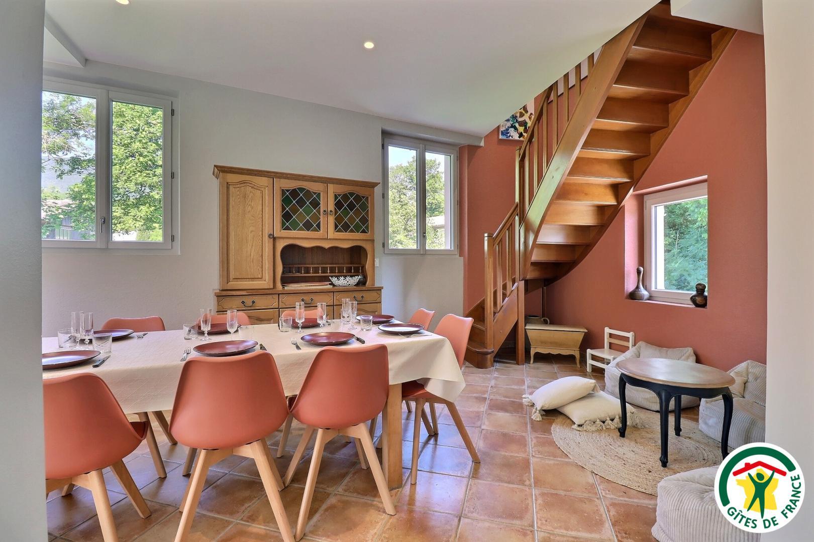 Salle à manger et cuisine ouverte