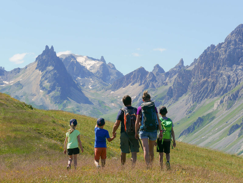 Randonnée en famille à Valloire vue sur l'Aiguille Noire