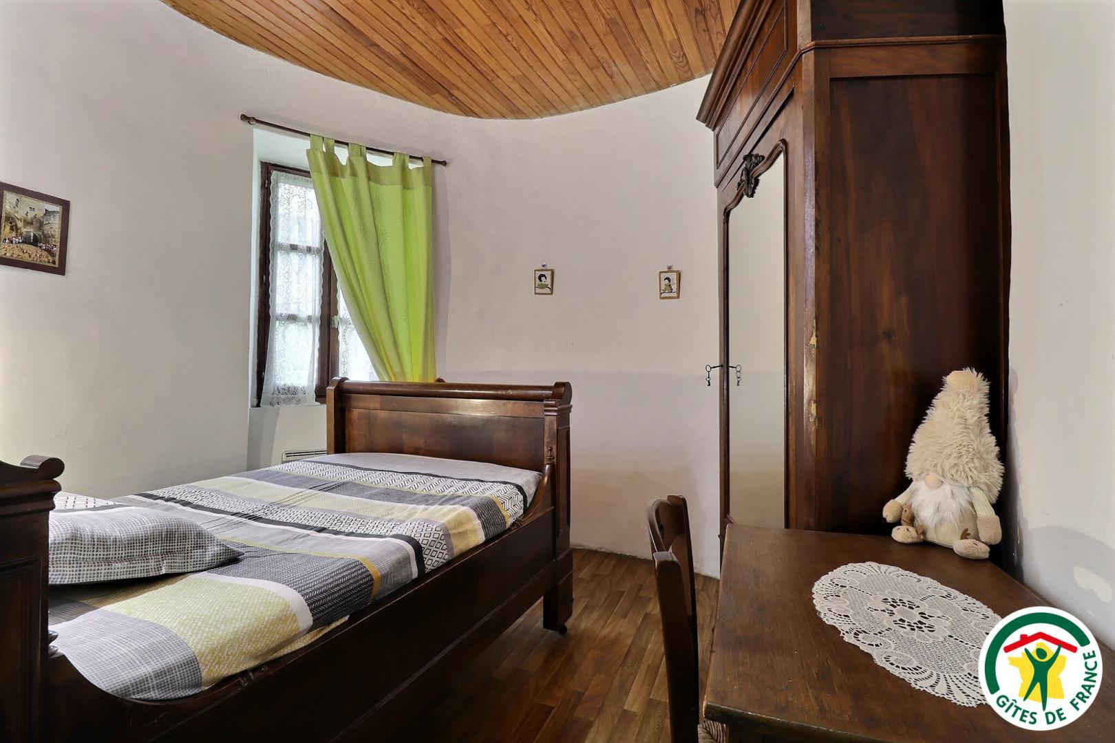 Chambre avec un lit simple (1x120x180), armoire, table et chaise