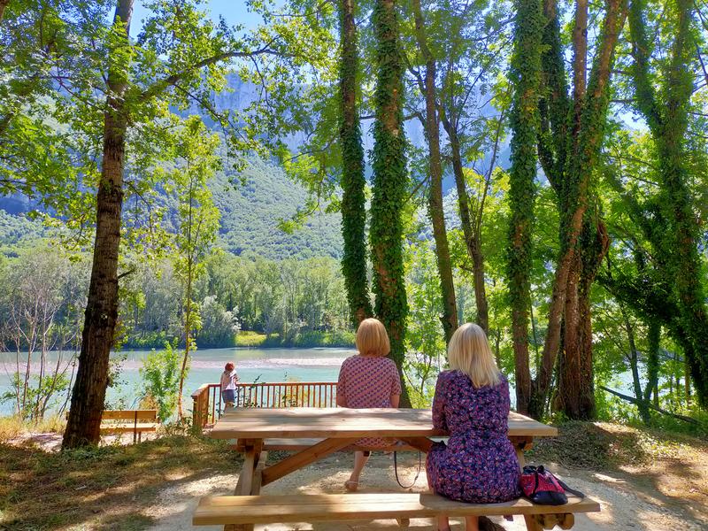 Table de pique sur les berges de l'Isère