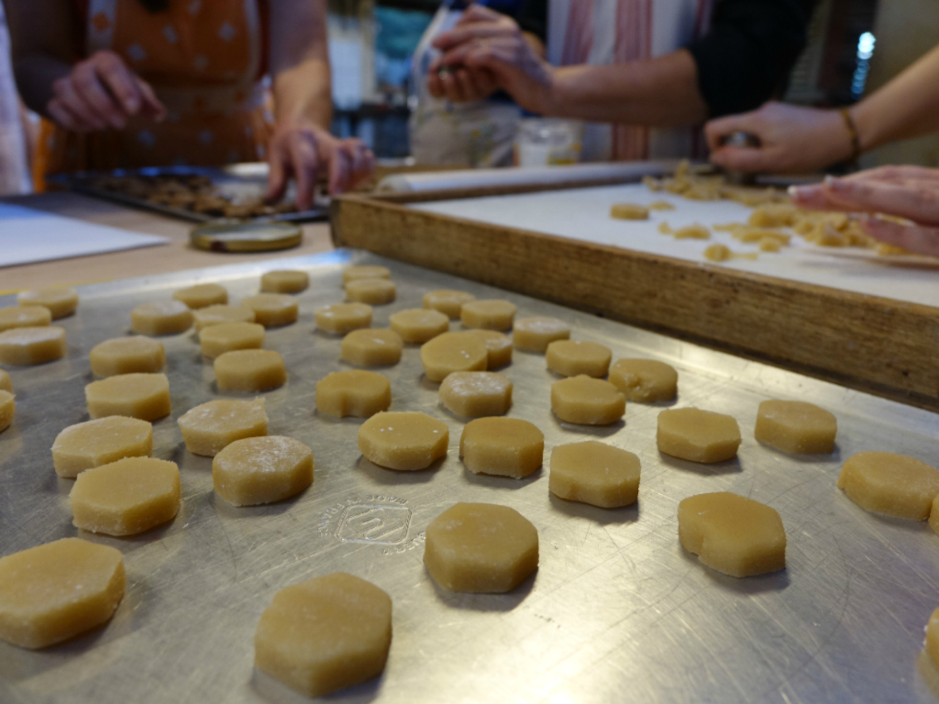 Alice en Aunis Atlantique - Atelier création de gâteaux et thé anglais