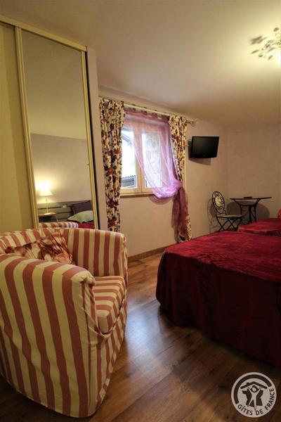 Grand gîte \'La Mamounière\' à St-Jean-la-Bussière - maison de vacances 4 chambres (Rhône, Beaujolais vert, Près du Lac des sapins) : la chambre \' Fruits de la passion\'