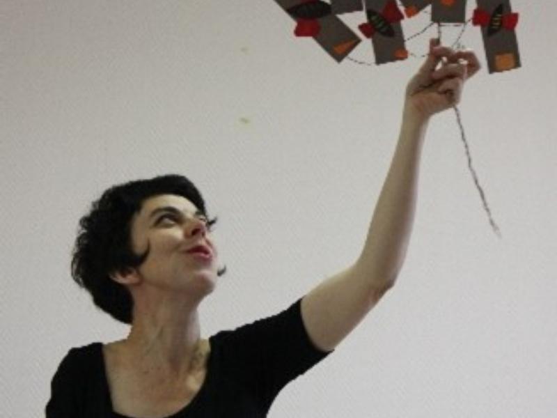 femme qui tient une suspension dans les mains