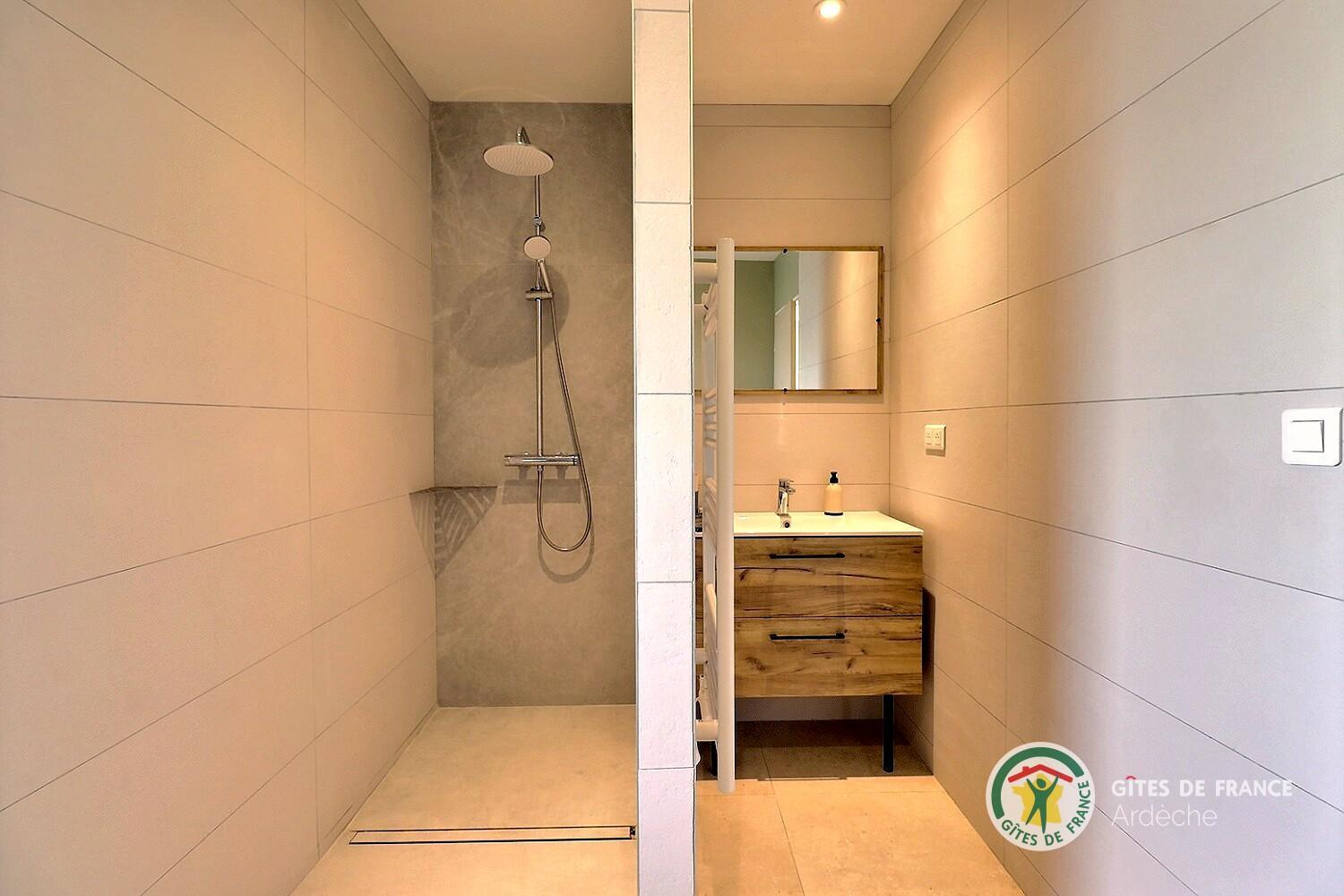 Salle d'eau avec douche à l'italienne