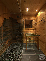 Salle de bains avec grande douche à l'italienne et lavabo