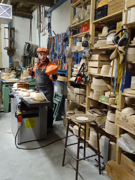 Visite de la chapellerie - Atelier de Formier Hats Blocks Laforest