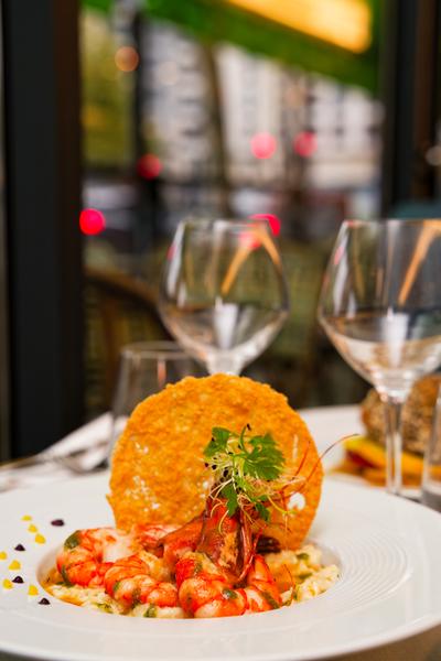 photo d'un plat avec verre de vin 