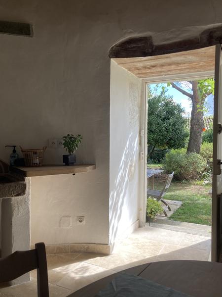 La pièce en rez de chaussée, donnant sur le jardin.