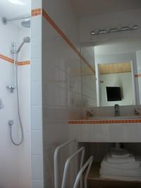Une salle d'eau avec douche et lavabo.