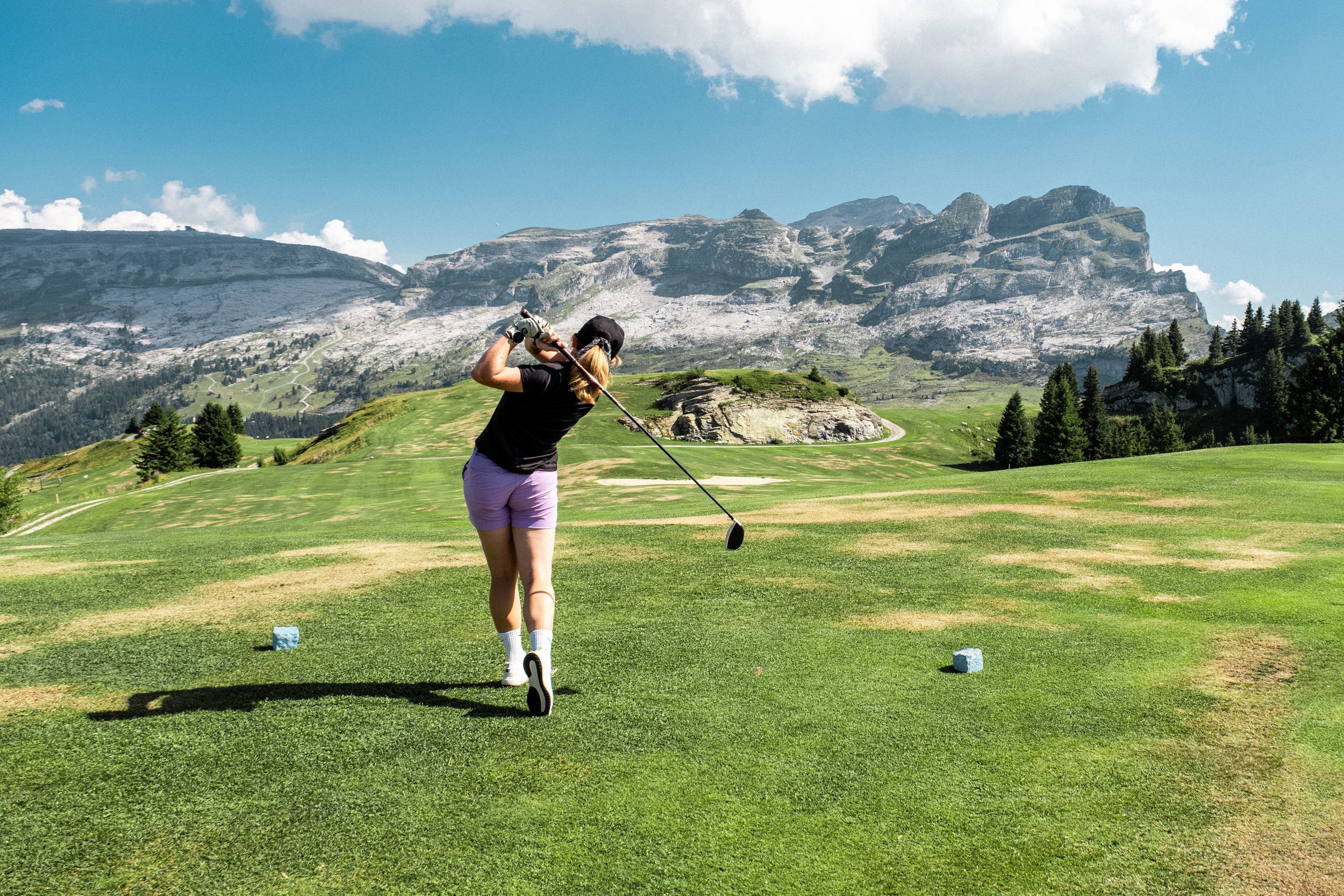 Iemand die net een golfbal heeft geslagen