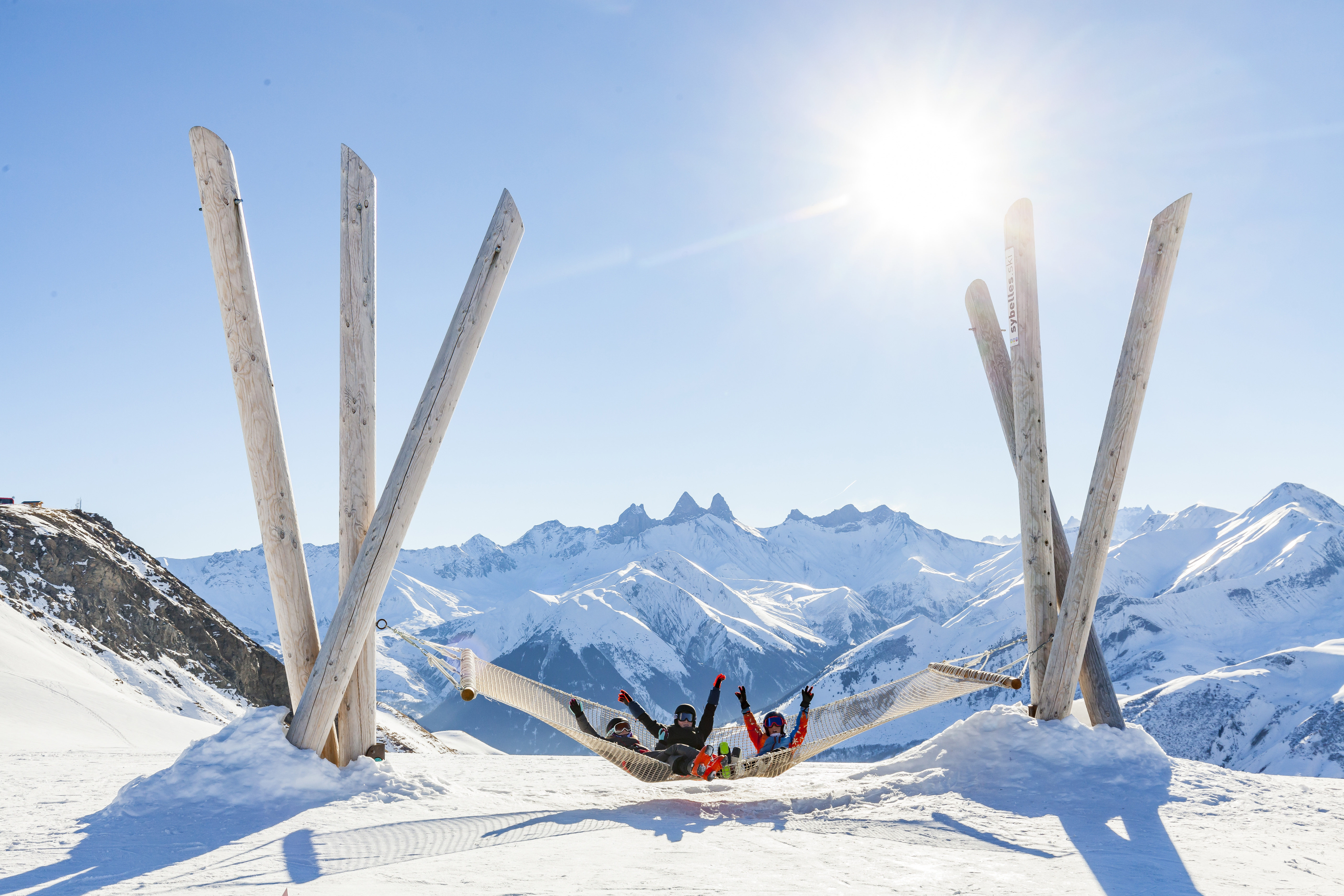 Enfants sur le Hamac Géant du Corbier avec vue sur les Aiguilles d'Arves