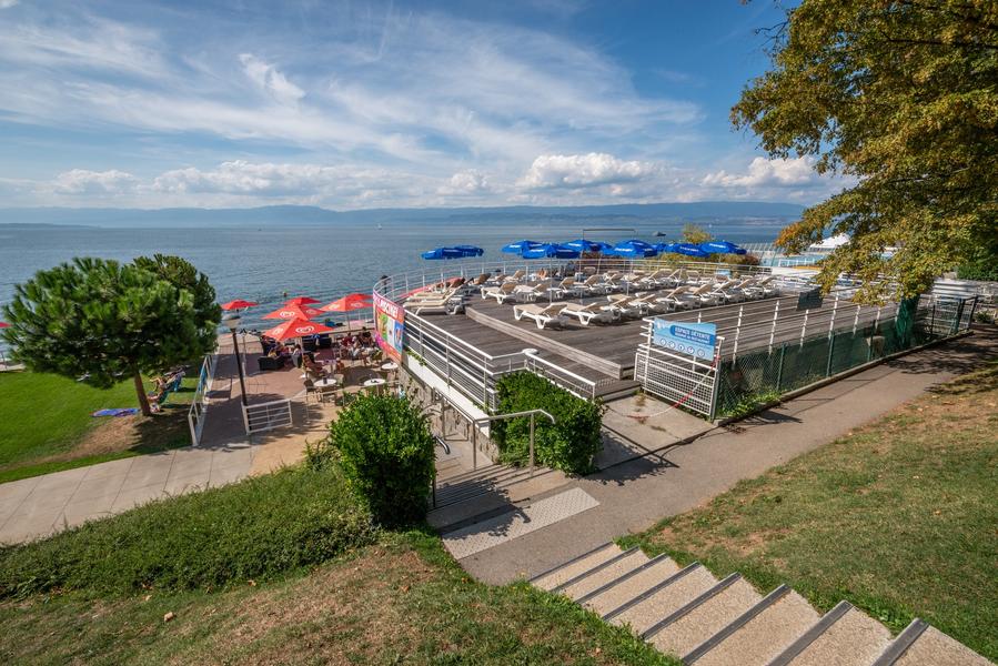 Vue du restaurant de la plage depuis le parc du dessus Vue du restaurant de la plage depuis le parc du dessus