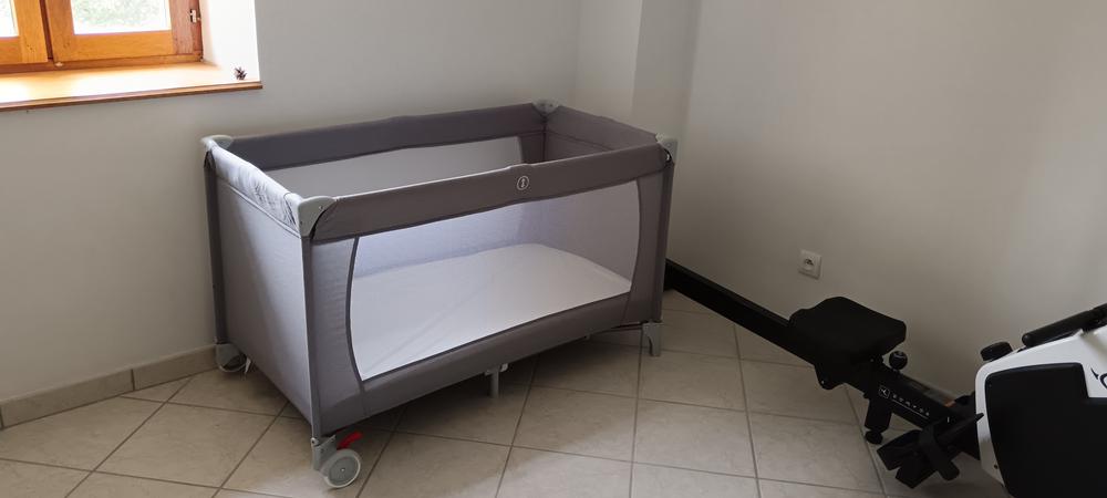 LIT BEBE SOUS LES COMBLES