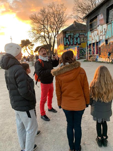 Le guide et une famille pendant une visite au coucher du soleil.