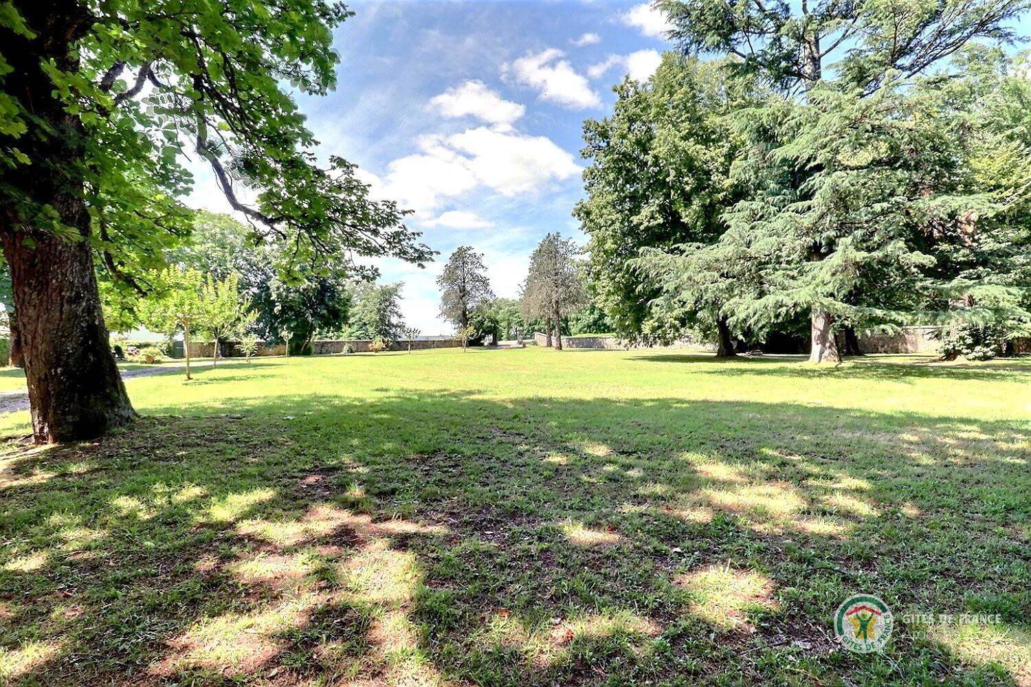 Accès à la piscine partagée et à la rivière par le parc