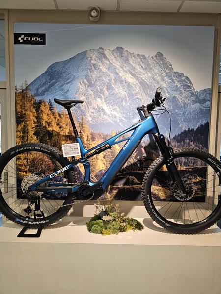Un VTT hybrid exposé en magasin.