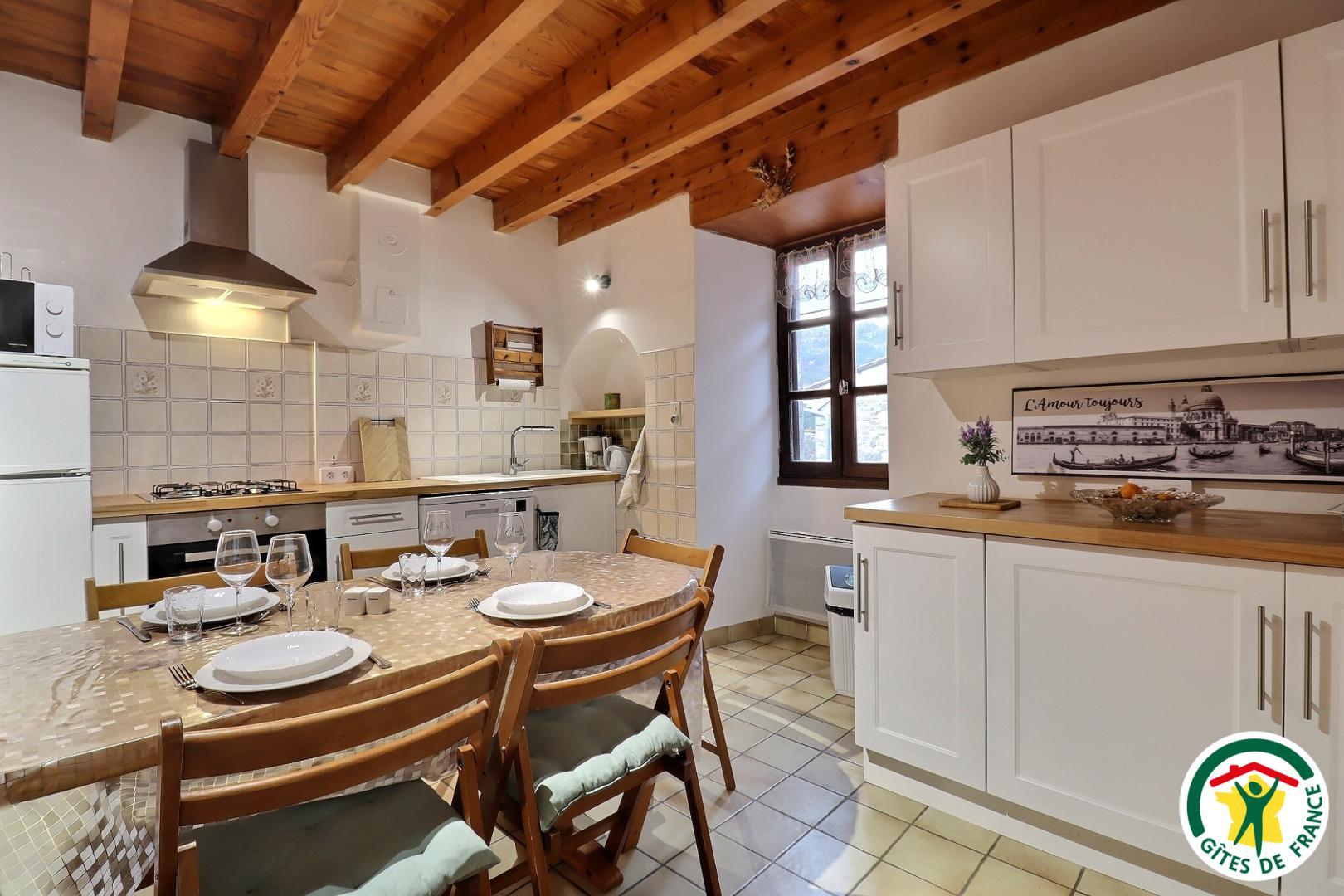 Espace repas et cuisine équipée