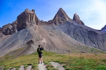 Randonneur arrivant au pied de la Tête de Chat, Aiguilles d'Arves