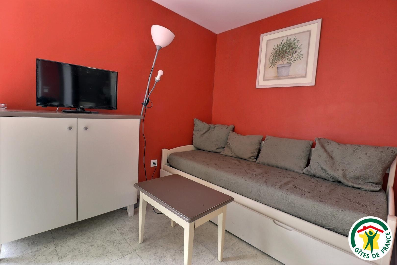 Coin salon avec banquette-lit gigogne (2x90), TV
