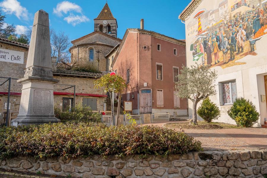 Meyras - fresque de la Saint Blaise et église ©sourcesetvolcans