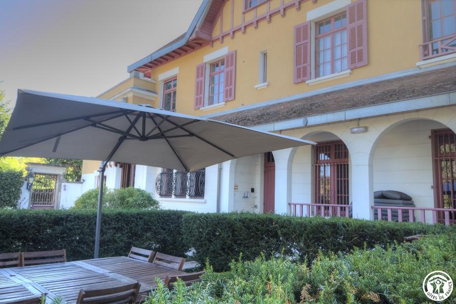 Espace repas extérieur devant le gîte Espace repas extérieur devant le gîte