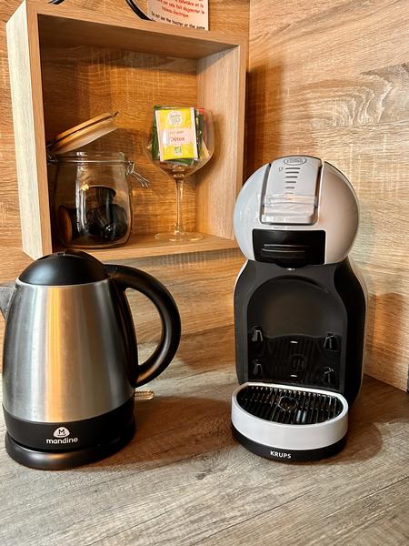 Cafetière Dolce Gusto et bouilloire