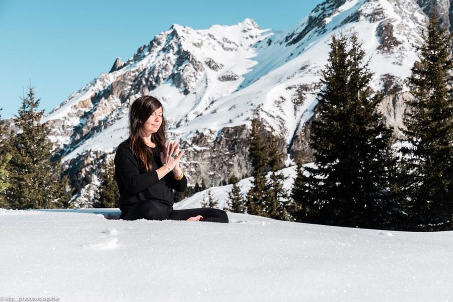 Yoga en extérieur avec vue sur les montagnes