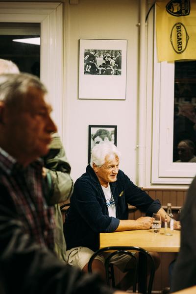 Un monsieur sur une table du bar.