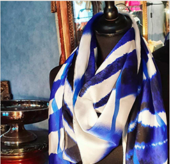 Photographies, bandeaux, foulards, bijoux (soie et métal), bijoux pour sacs 