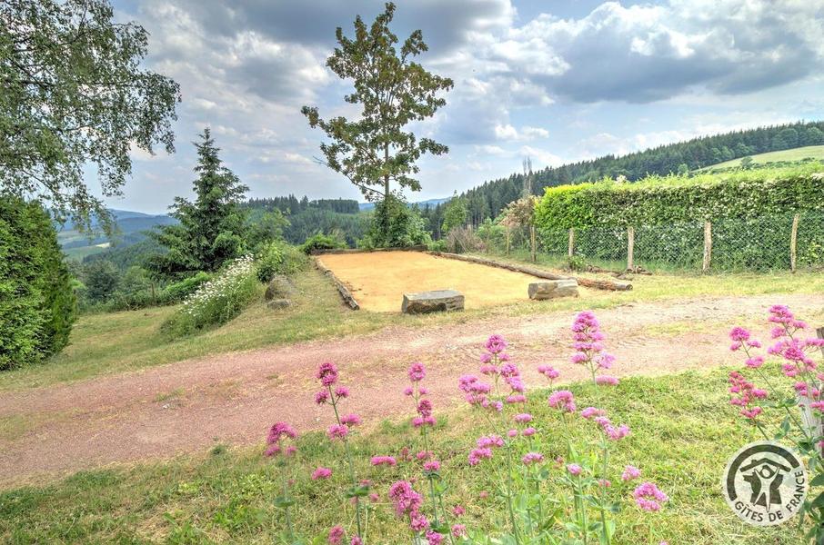 Gîte / Maison de Vacances \'La Glycine\' à Meaux la Montagne en Haut Beaujolais dans le Rhône - Proximité du Lac des Sapins : le jeu de boules.