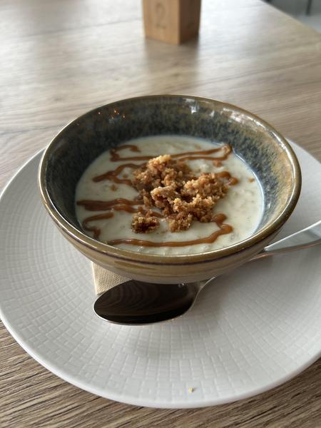 Riz au lait à la vanille, caramel au beurre salé, crumble