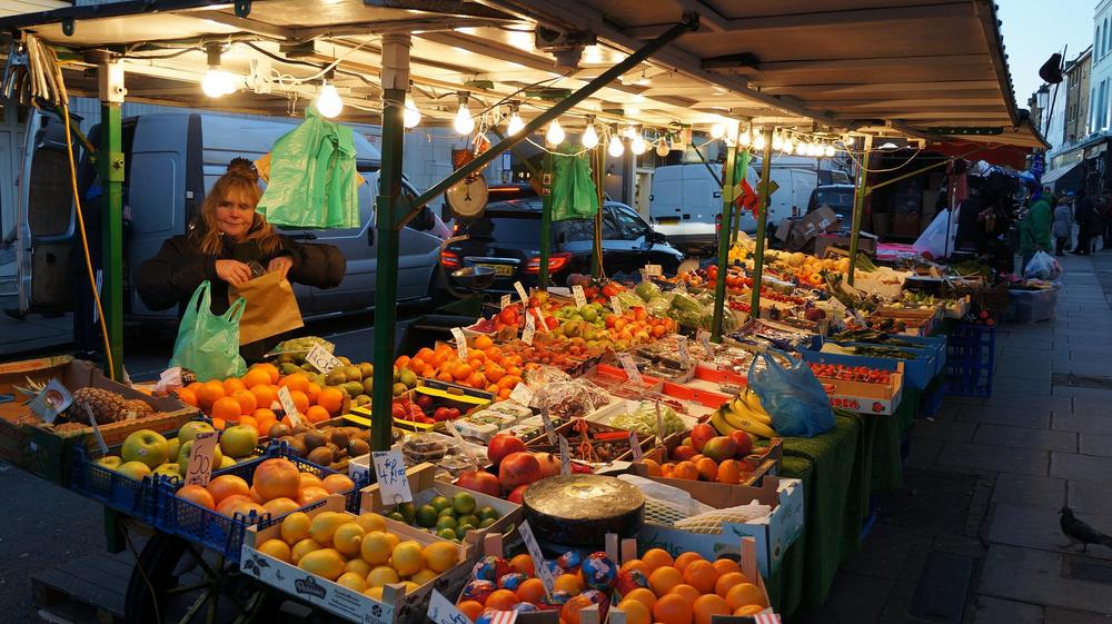 Photo montrant un stand de fruits