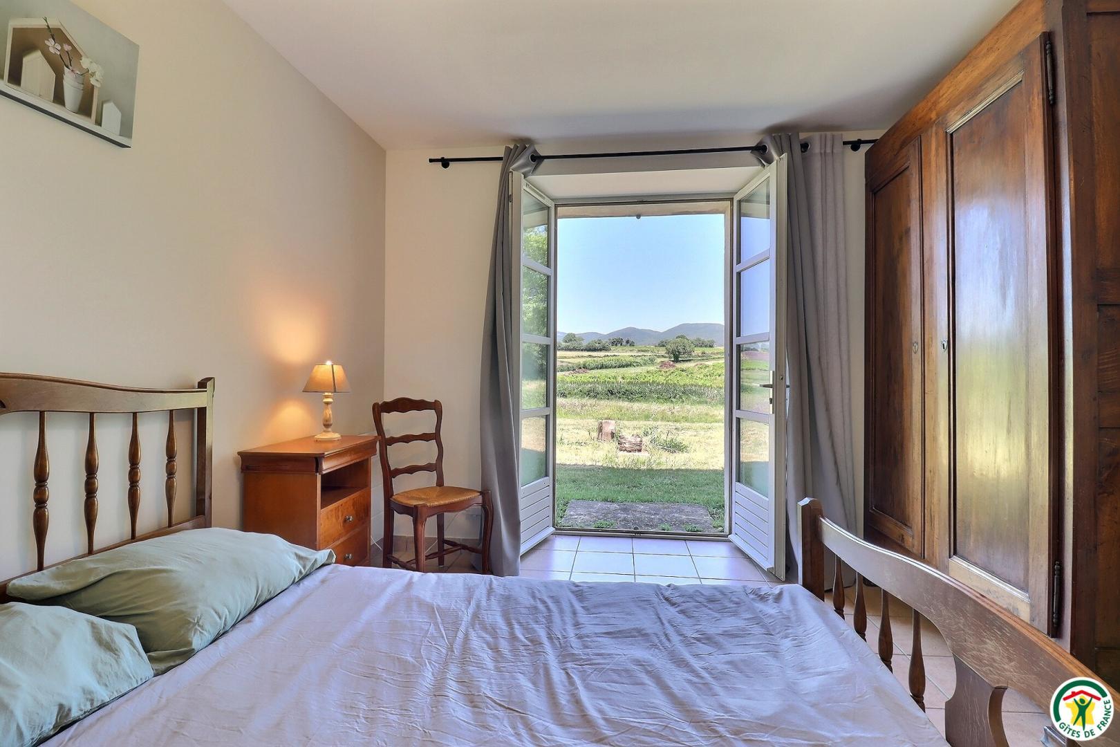 Chambre avec un lit double (1x140), accès à l'extérieur, belle vue sur la campagne