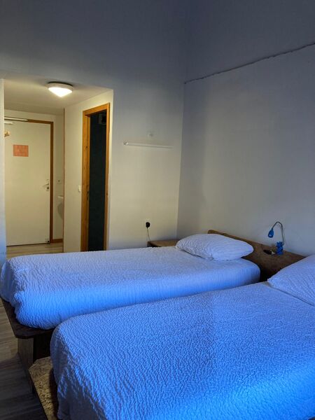lits simples dans chambre privée pour 2 personnes