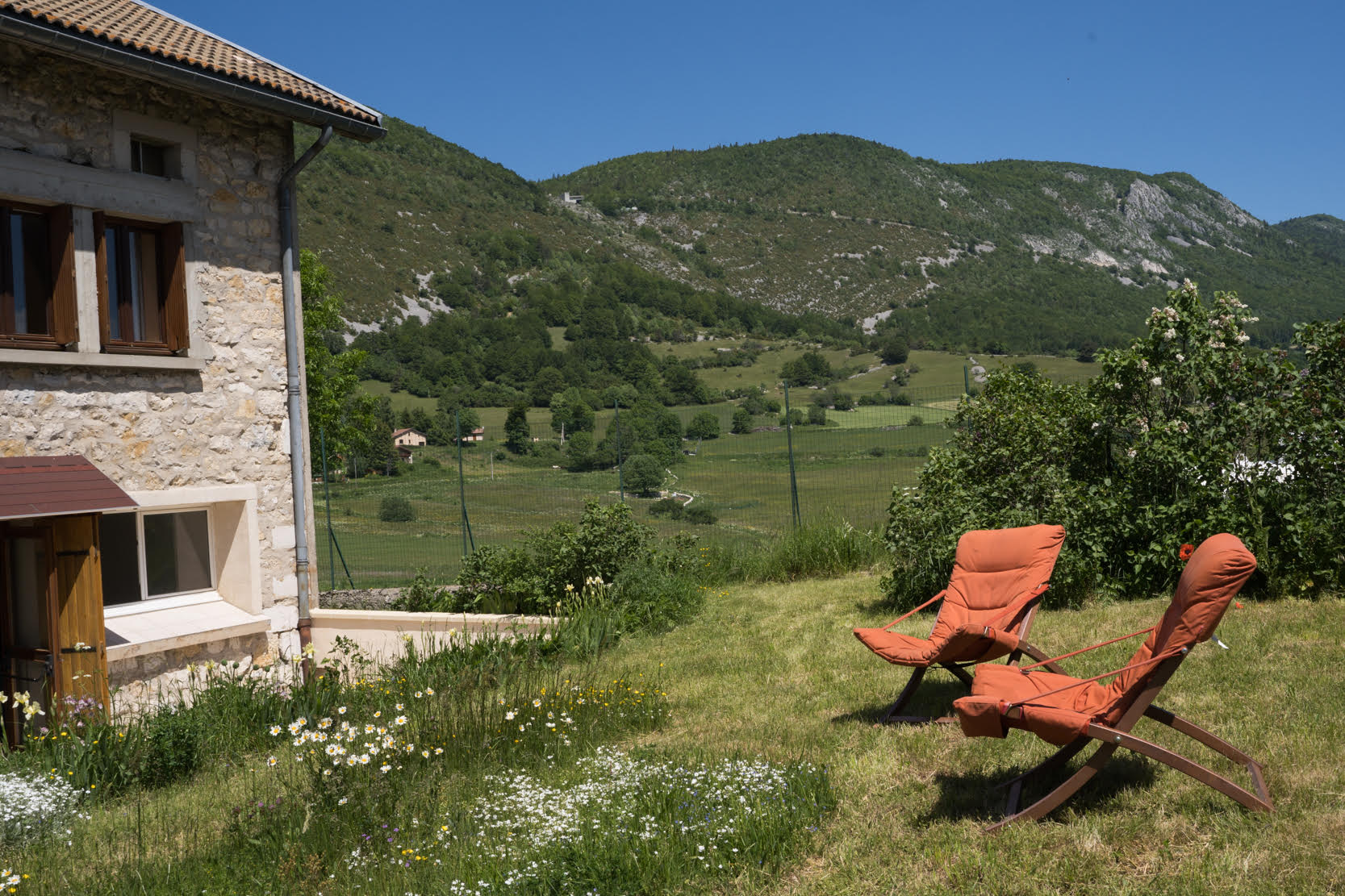 Le jardin du gîte bien entretenu avec bains de soleil.