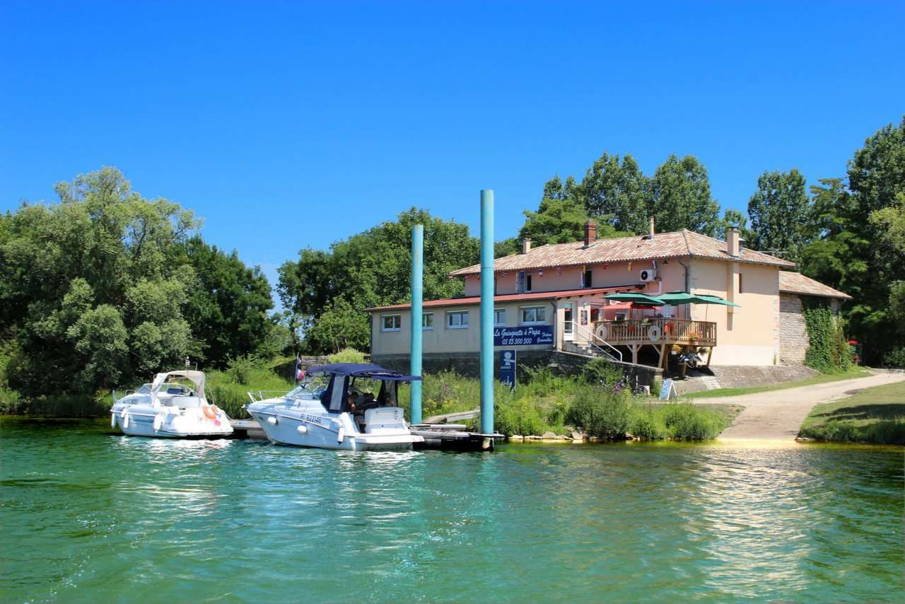 Extérieur du restaurant vu de la Saône