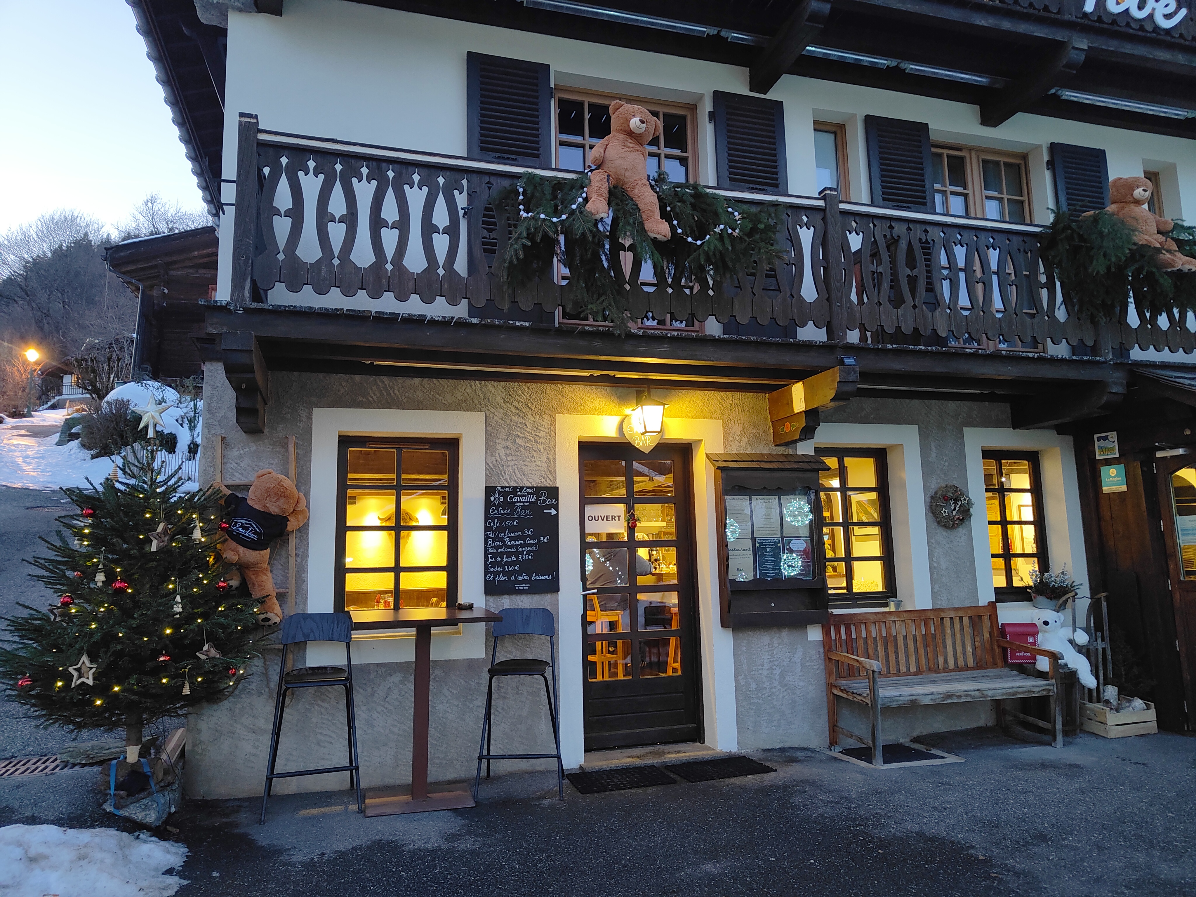 Vue extérieure du restaurant ouvert le soir