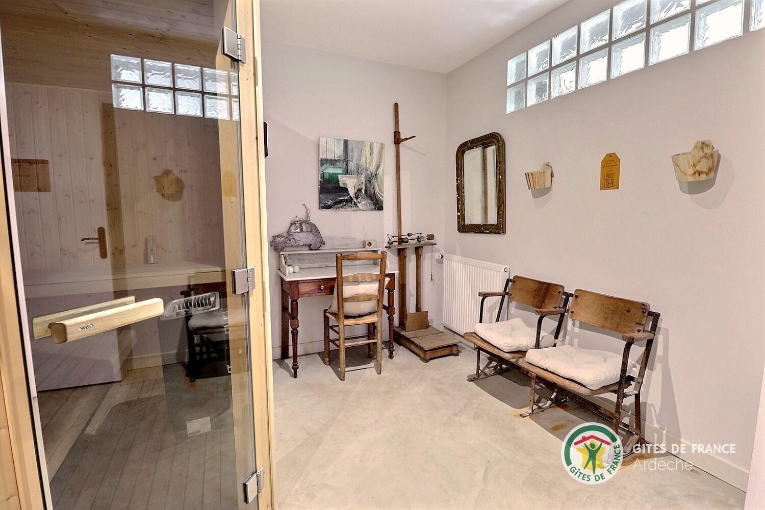 Espace bien être avec sauna et douche