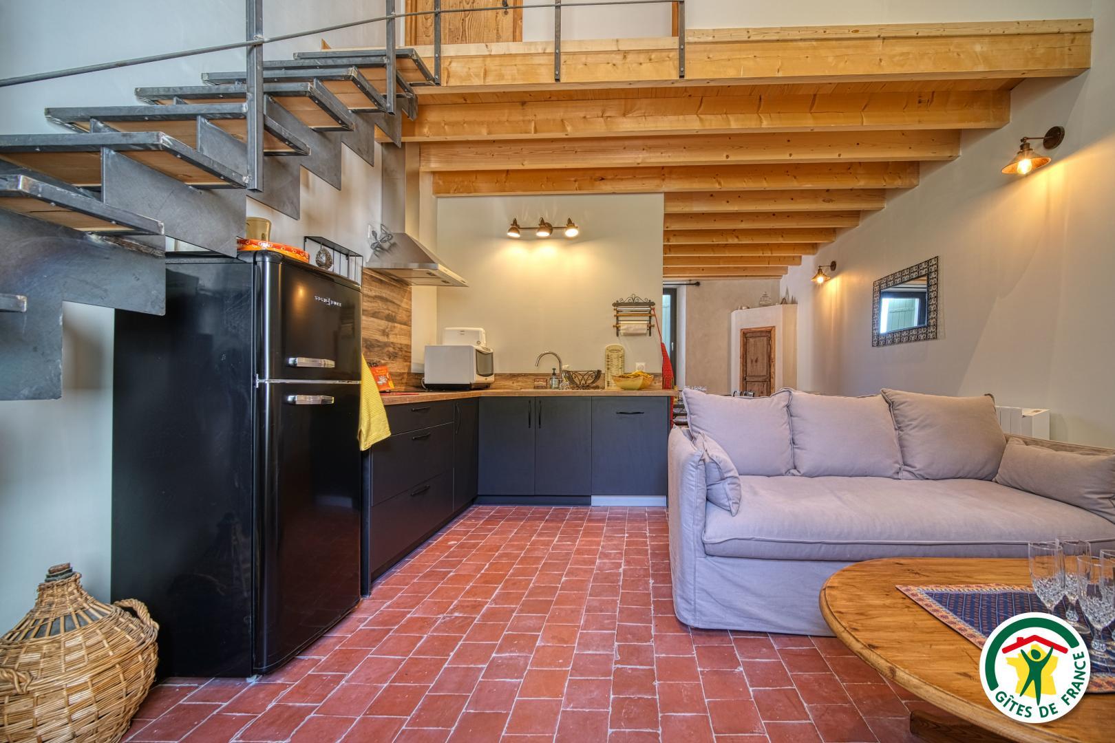 Le salon et la cuisine équipée