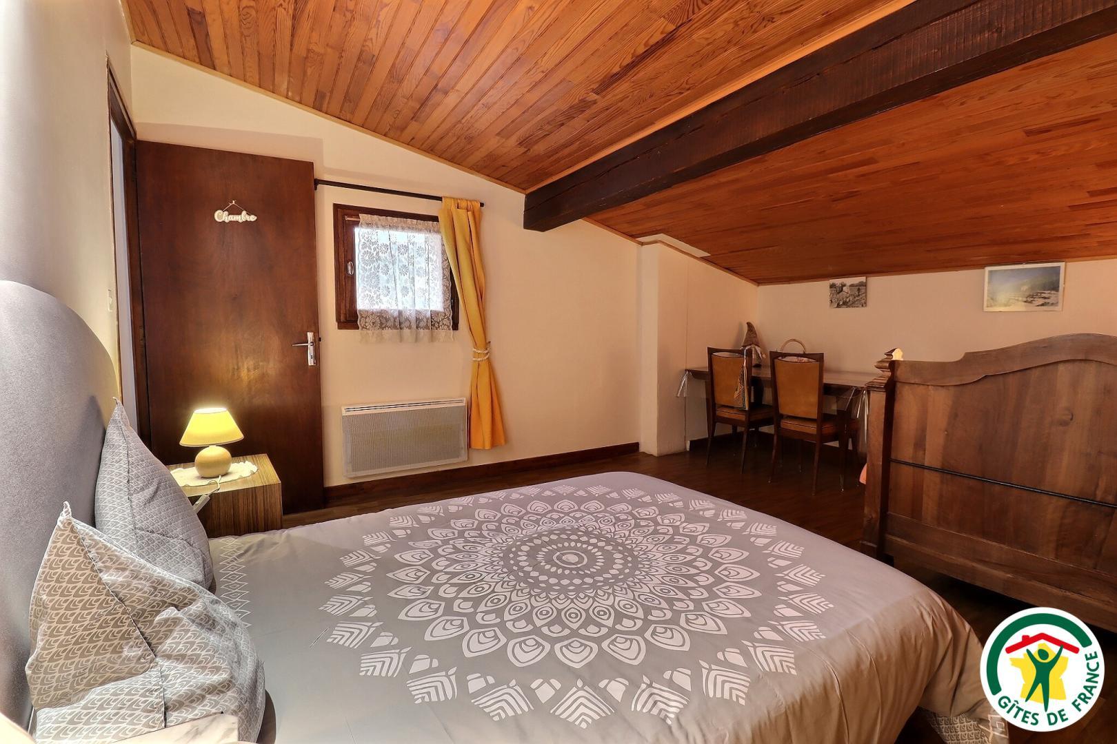 Chambre mansardée au 2e étage avec un lit double et un lit simple (1x140x190 + 1x120x180)